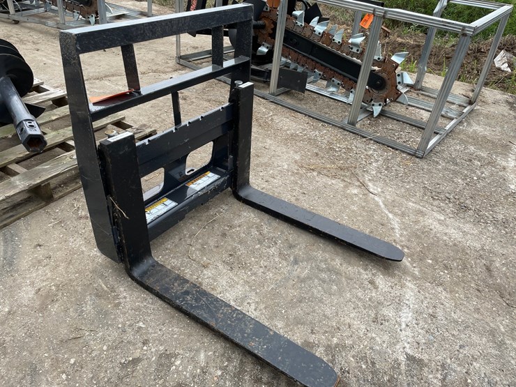 #9785-•-mini-skid-steer-pallet-fork-attachment-image-3