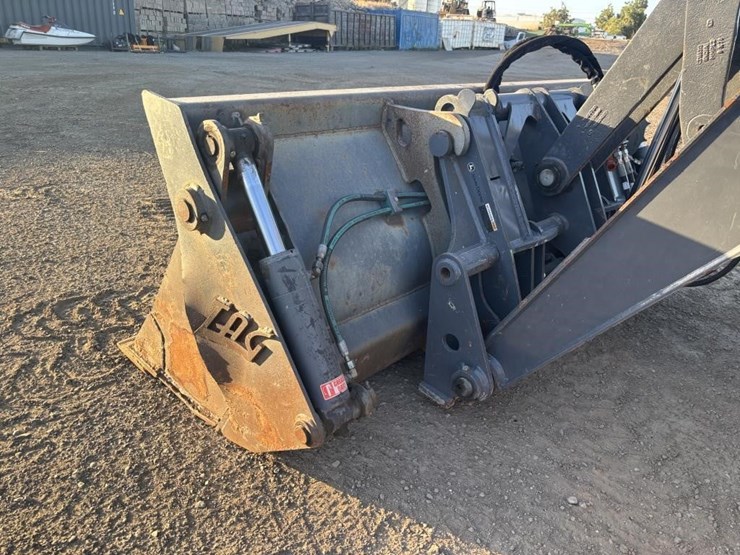 2020-deere-210l-image-9