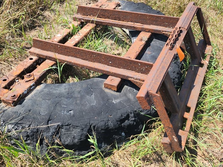 #2832-•-tire-scraper-with-metal-frame-image-1
