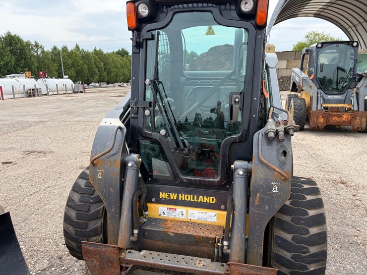 new-holland-l228-image-2