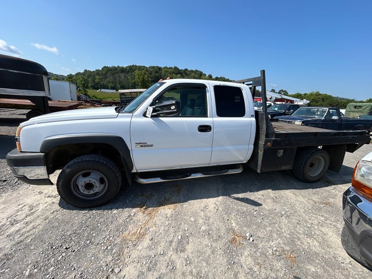 2004-chevrolet-3500-image-3