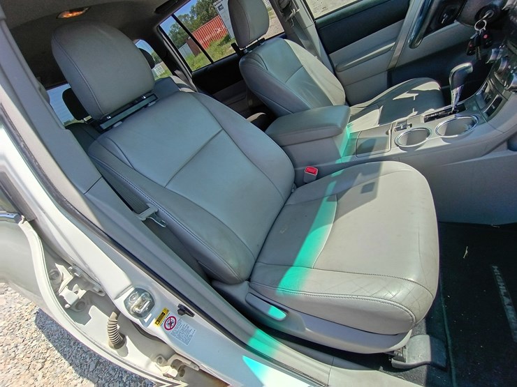 2012-toyota-highlander-image-30