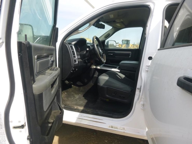 2016-dodge-ram-3500-image-8