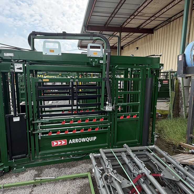 New/Unused ArrowQuip Q-Power 107 Hydraulic Squeeze Chute