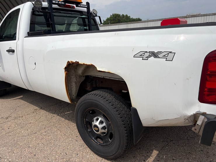 2014-chevrolet-3500-image-8