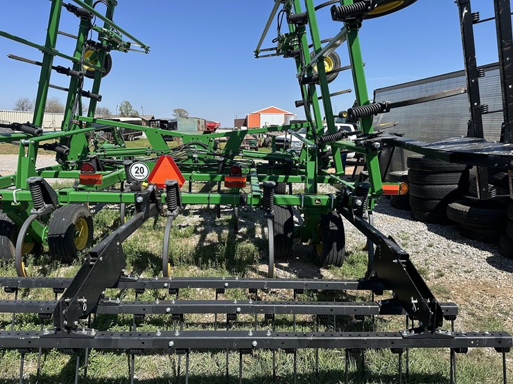 2023-john-deere-2430-image-10
