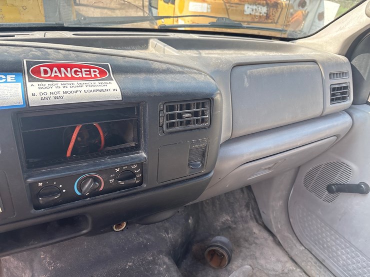 2001-ford-f650-image-16