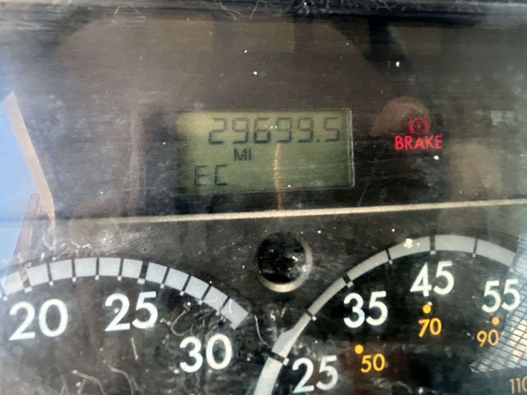 2004-freightliner-fl80-image-60