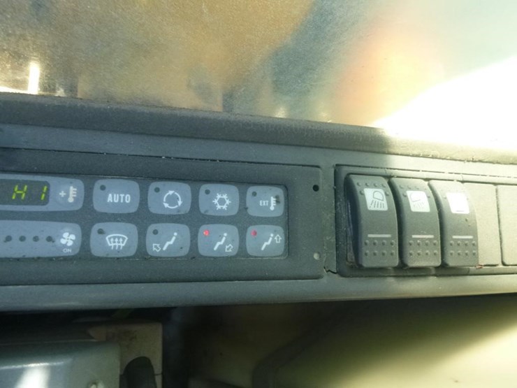 2005-caterpillar-m318c-image-12