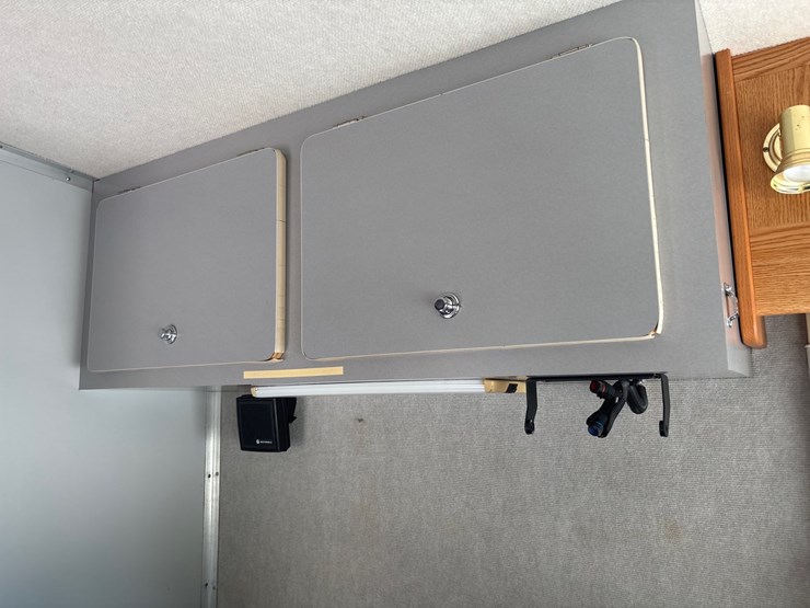 #113-•-2005-winabago-wfg38s-&-32-025-14-awning-image-16