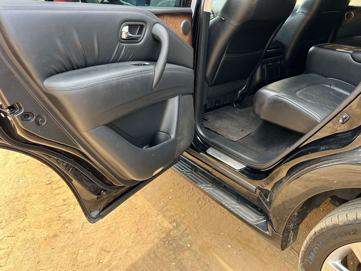 2012-infiniti-qx56-image-31