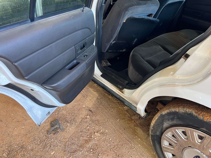 2004-ford-crown-vic-(211,135-miles)-image-33