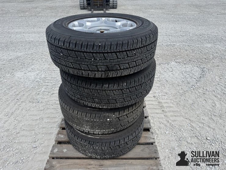 general-grabber-lt275/65r18-tires-on-8-bolt-ford-rims-image-3