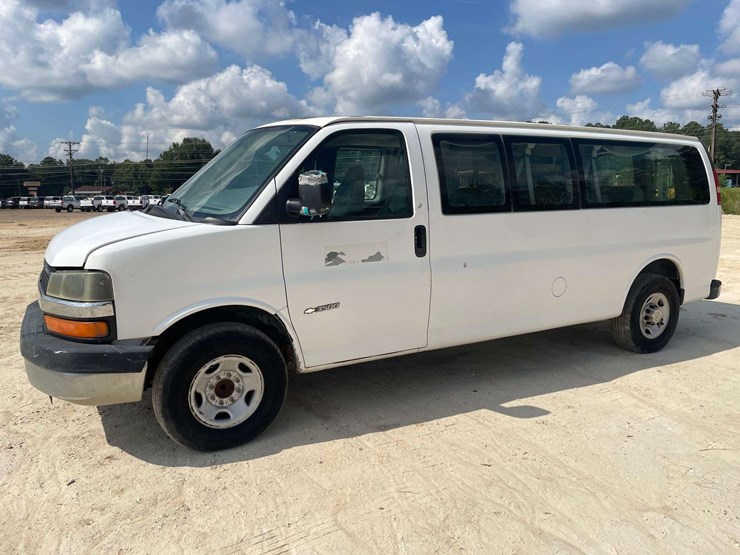 2005-chevrolet-express-3500-image-1
