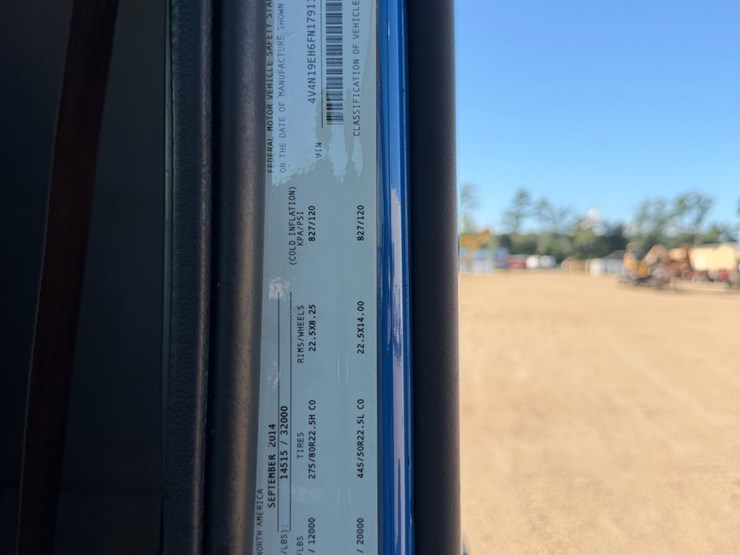 2015-volvo-vnl42t300-image-12