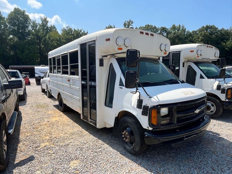 2001-chevrolet-express-bus-image-1