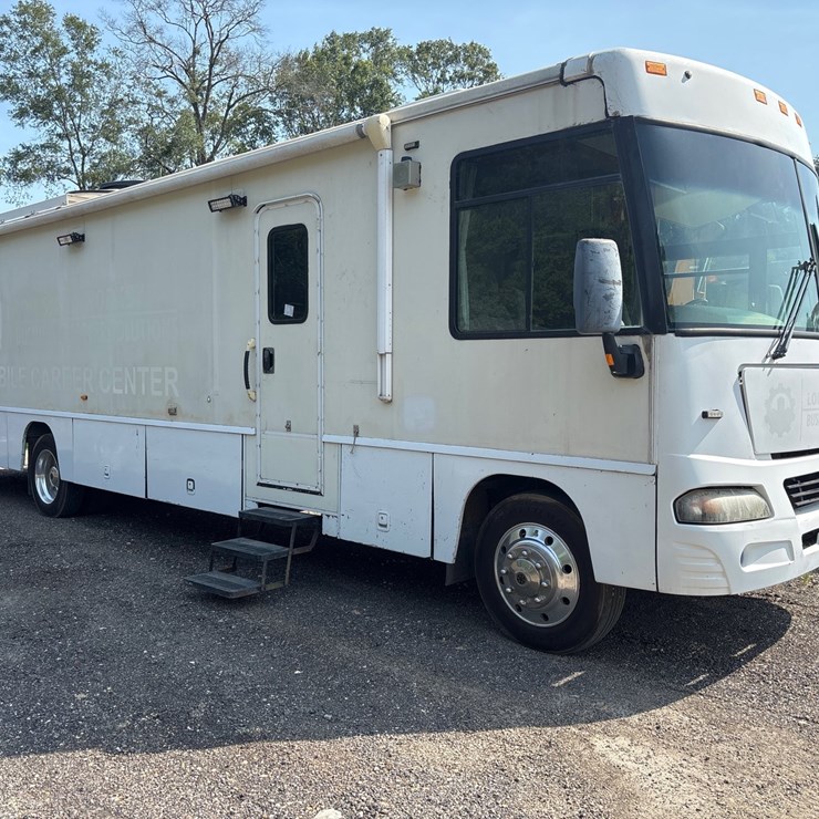 #113 • 2005 Winabago WFG38S & 32-025-14 Awning