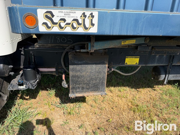 2005-peterbilt-335-image-12