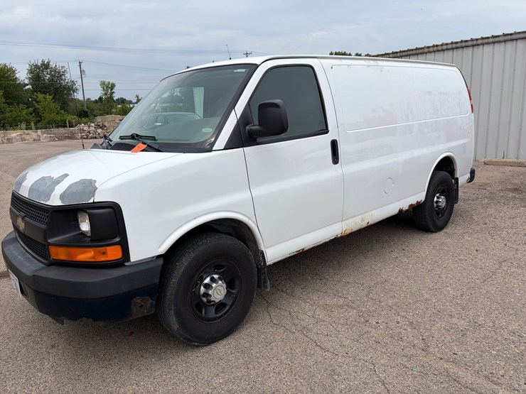 #8371-•-2011-chevrolet-cargo-van-(has-wi-title)-image-1