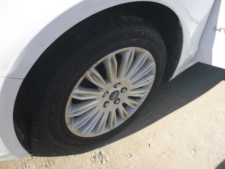 2014-ford-fusion-sedan-image-13