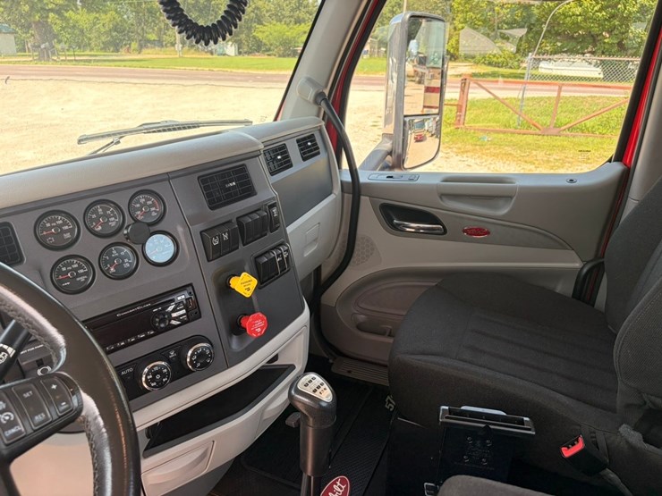 2020-peterbilt-579-image-18