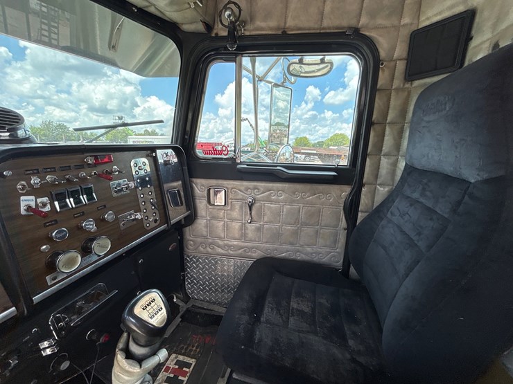 1986-peterbilt-359-image-12