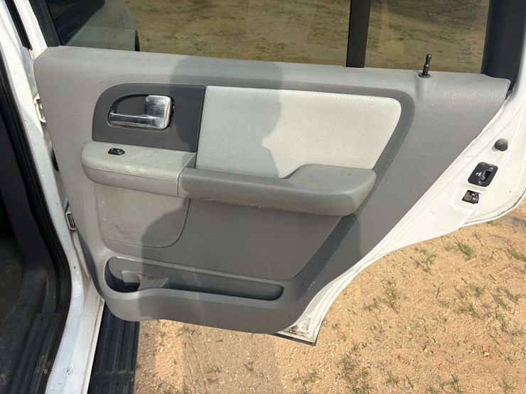2005-ford-expedition-image-26