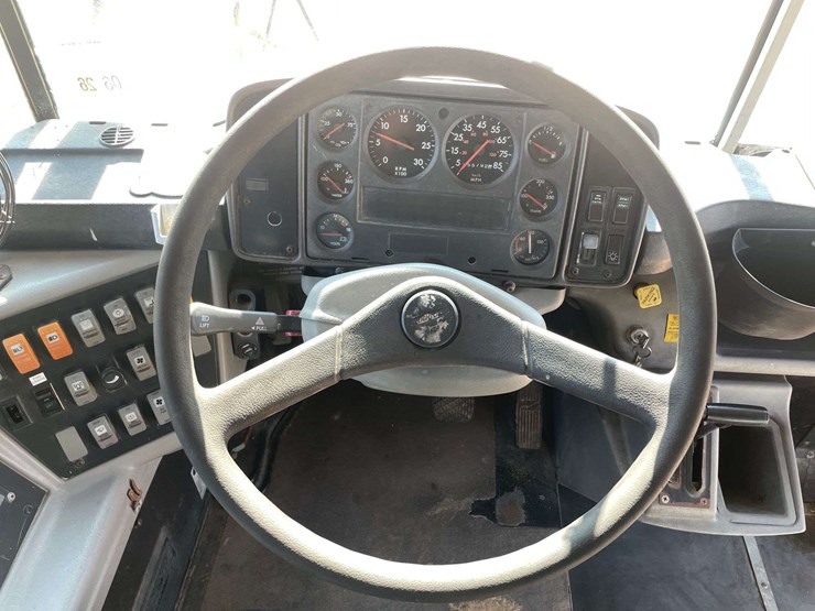 2002-freightliner-fs65-image-11
