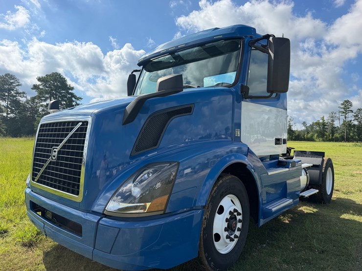 2016-volvo-vnl42t300-image-2