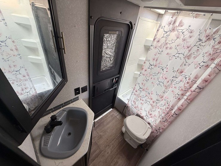 2022-grey-wolf-bumper-pull-camper-image-28