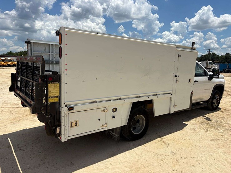 2021-chevrolet-3500hd-image-3