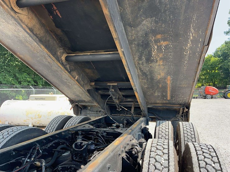 2019-kenworth-t8-series-dump-truck-image-14