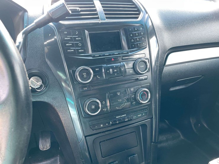 2017-ford-explorer-image-13