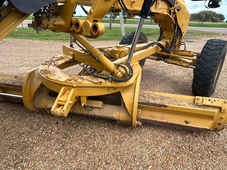 2020-caterpillar-140-image-28