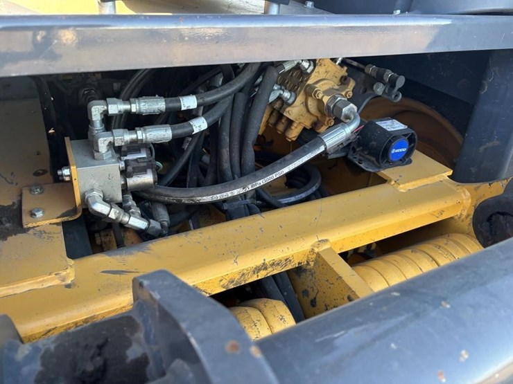 2020-deere-210l-image-25