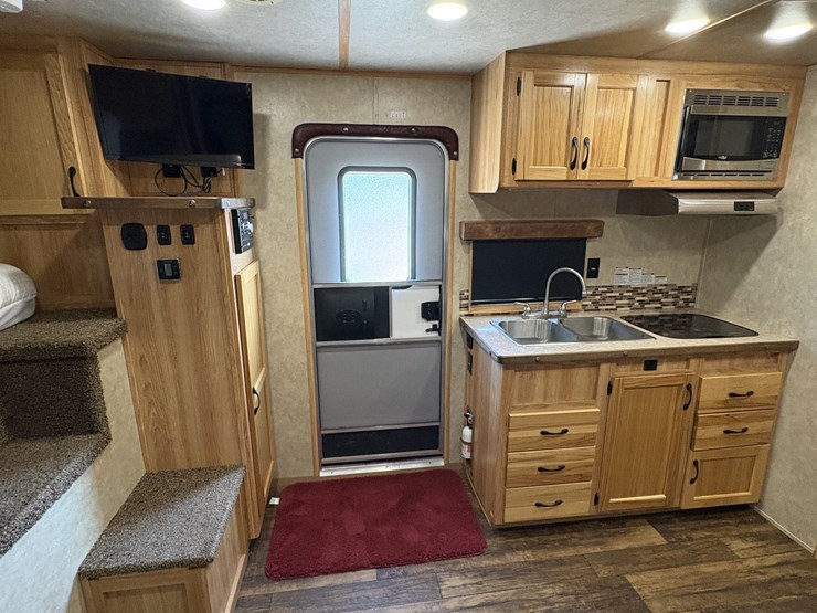 2018-bison-8011ldstlt-stock-combo-living-quarters-trailer-image-52