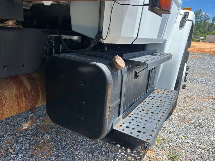 2004-freightliner-fl80-image-21