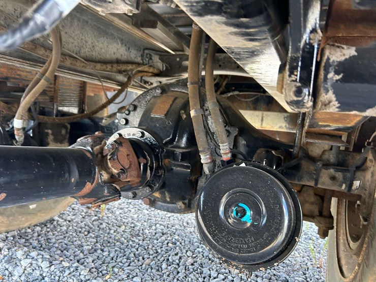 2004-freightliner-fl80-image-33