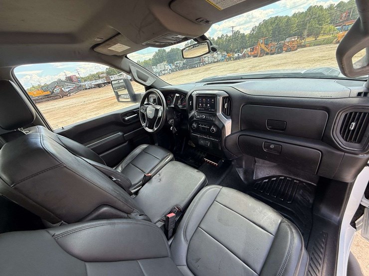 2020-chevrolet-3500-image-33