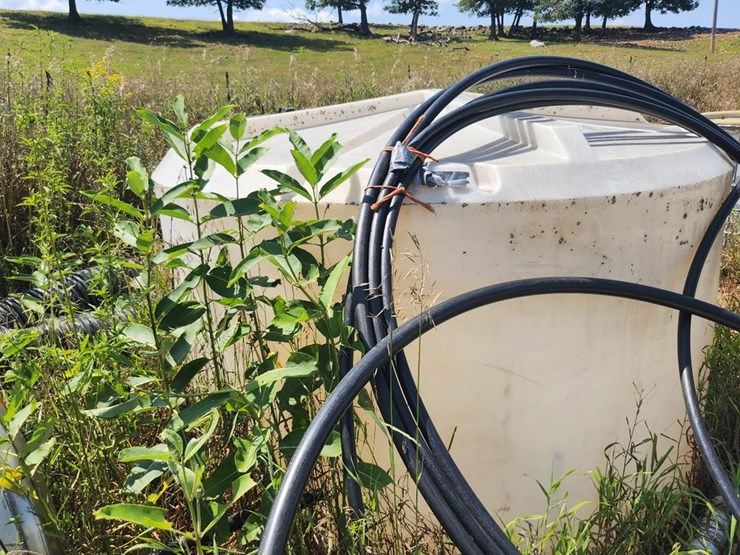 #2824-•-1500-gallon-poly-tank-with-stainless-steel-nitrogen-tank,-waterline-and-pvc-pipe-image-4