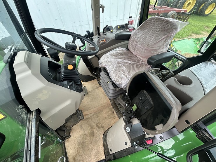 2024-john-deere-5075e-image-13