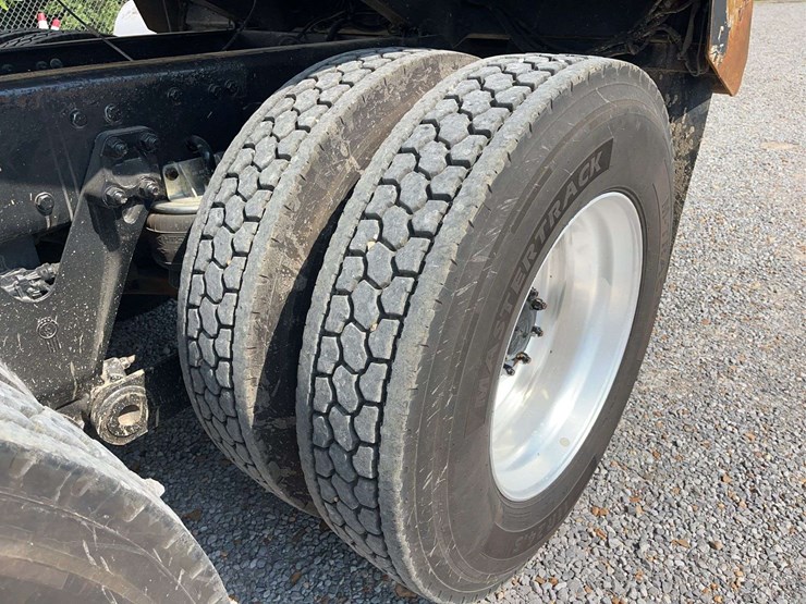 2019-kenworth-t8-series-dump-truck-image-25