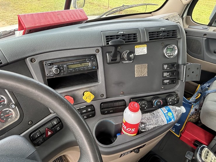 2015-freightliner-cascadia-image-24