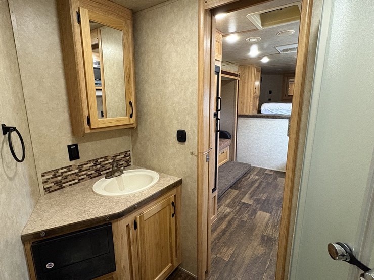 2018-bison-8011ldstlt-stock-combo-living-quarters-trailer-image-56