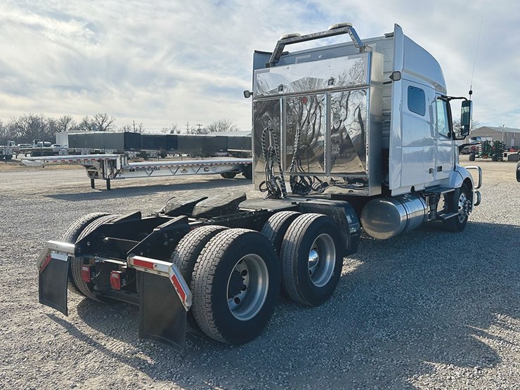 2022-volvo-vnl-740-image-2