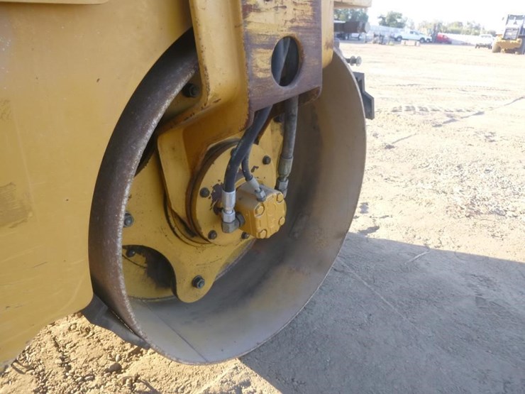 2013-caterpillar-cb22-image-14