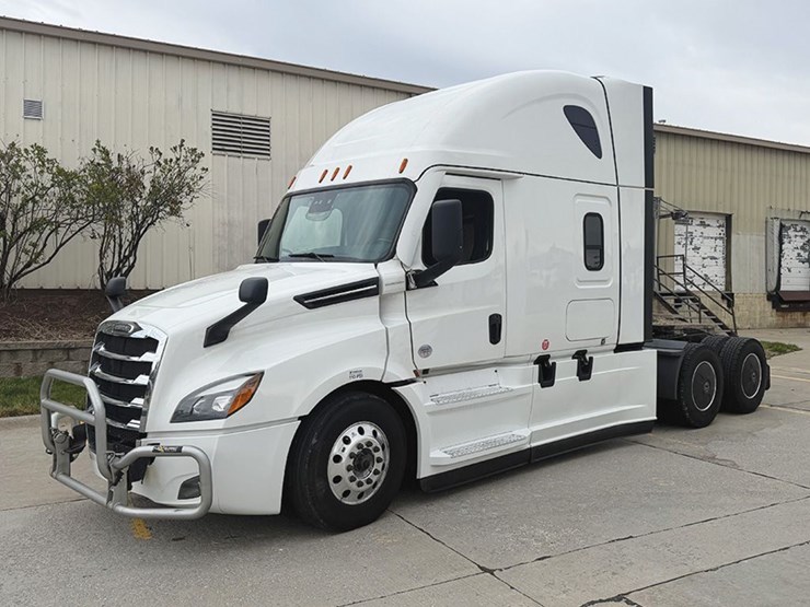 2023-freightliner-cascadia-126-image-2