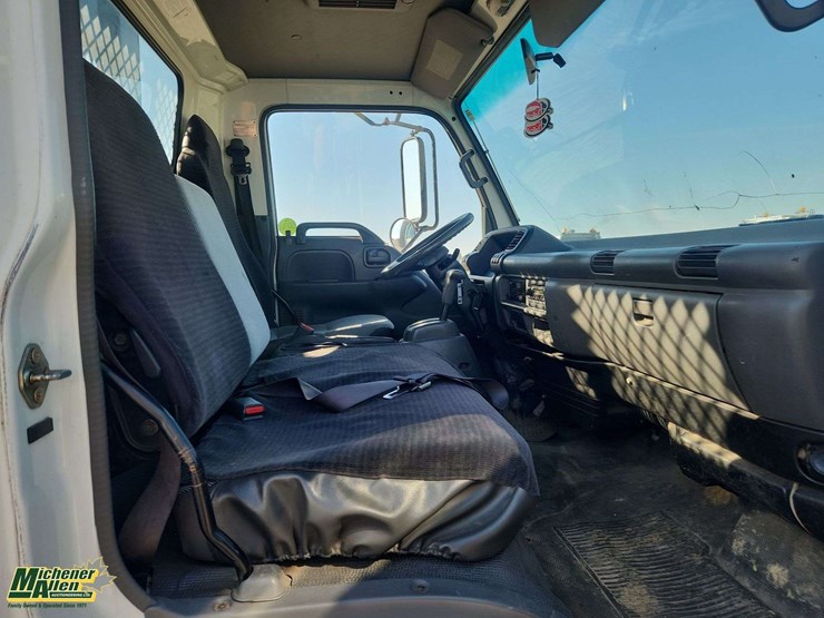 2005-gmc-w5500-image-16