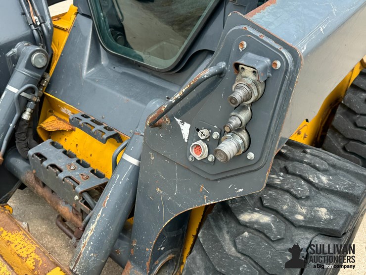 2017-deere-332g-image-12
