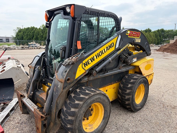 new-holland-l228-image-1